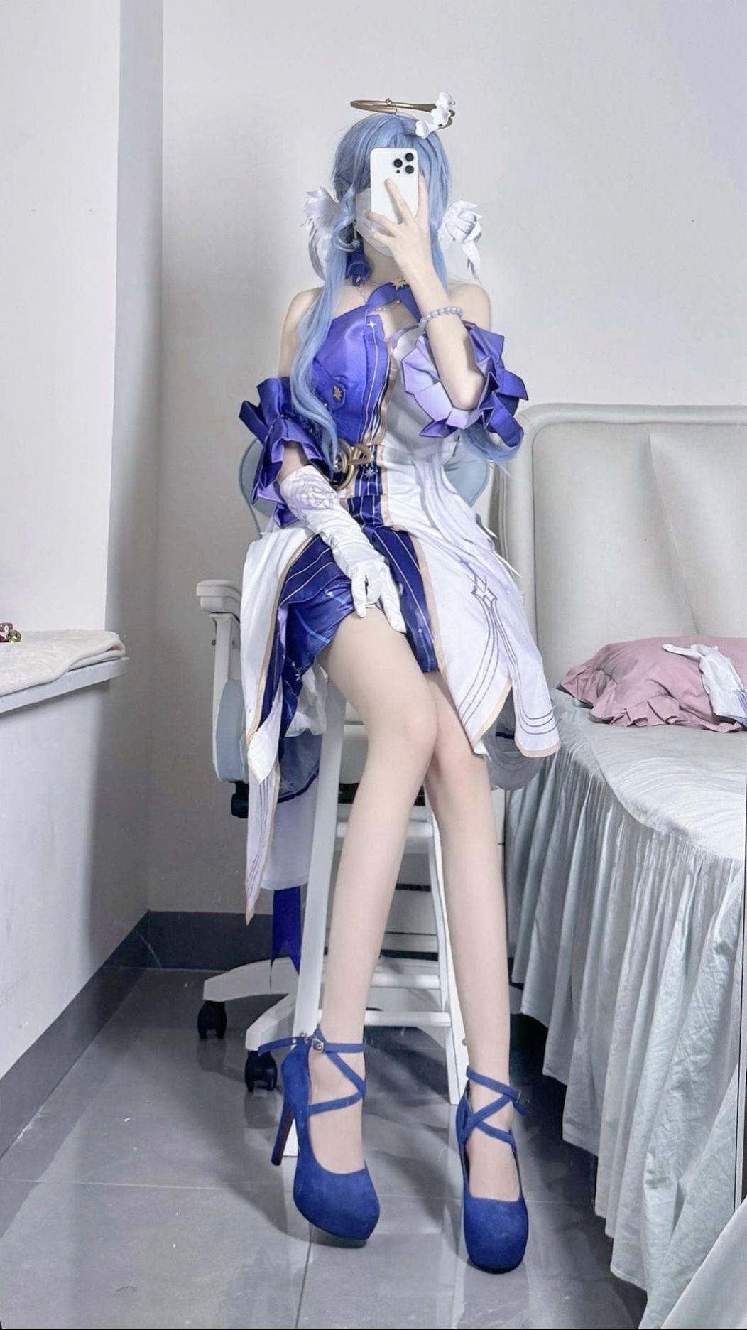 二选一。知更鸟cos