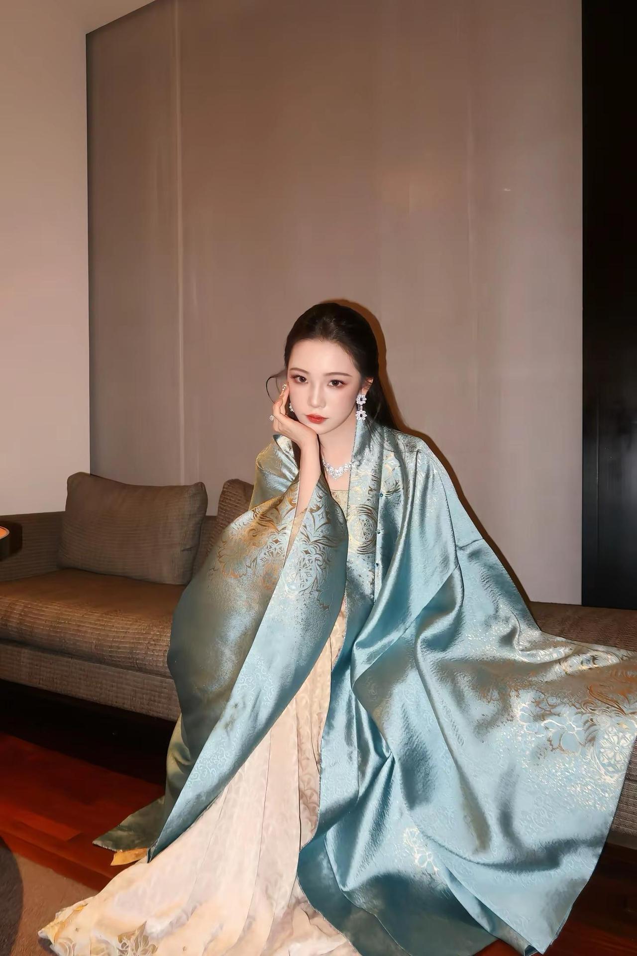 穿汉服九年，这居然是我第一次穿汉服过生日。大概是从今年开始我才真正意识到，它不仅