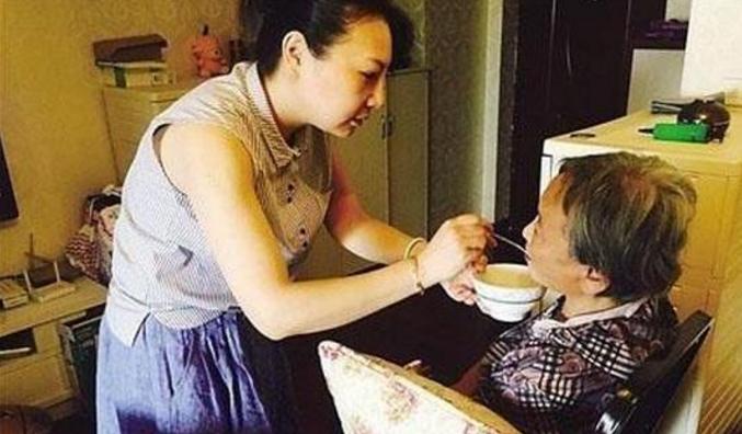 “好欺负”的女儿
邻家老人挺有意思，她在外人和儿子儿媳面前特别宽厚，唯独对家里最