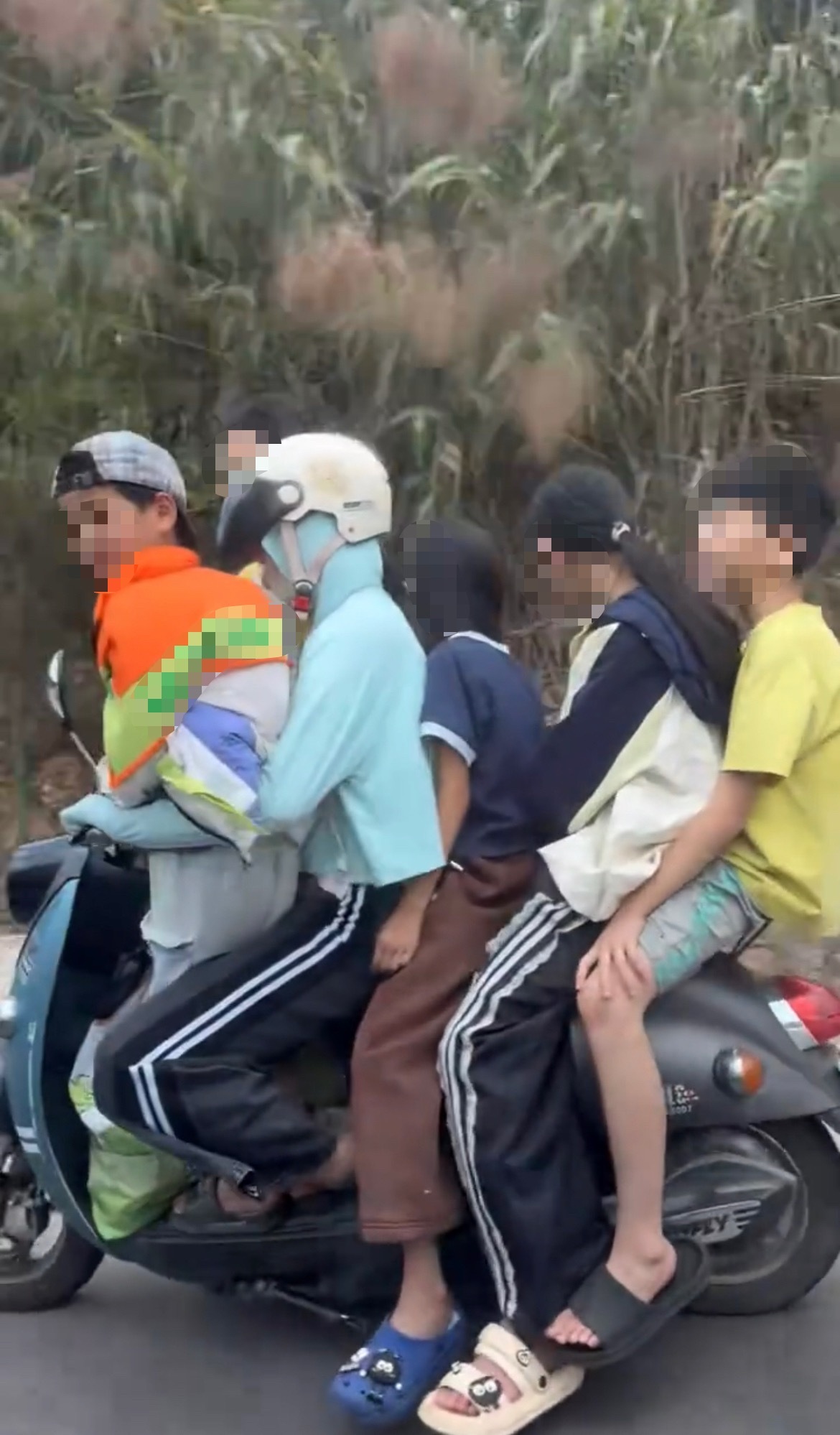 近日，网友反映：玉林城镇道路一辆电车坐6人。还好驾驶员女士戴了头盔！这女士不知道