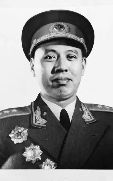 历史知识 陈伯钧的军旅生涯有个特殊习惯，从1933年到1950年，他坚持每天写战