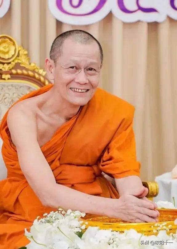 泰国那个贪污的网红僧人和女居士大战的餐桌，现在成了泰国网友的打卡点，逼着泰国佛教