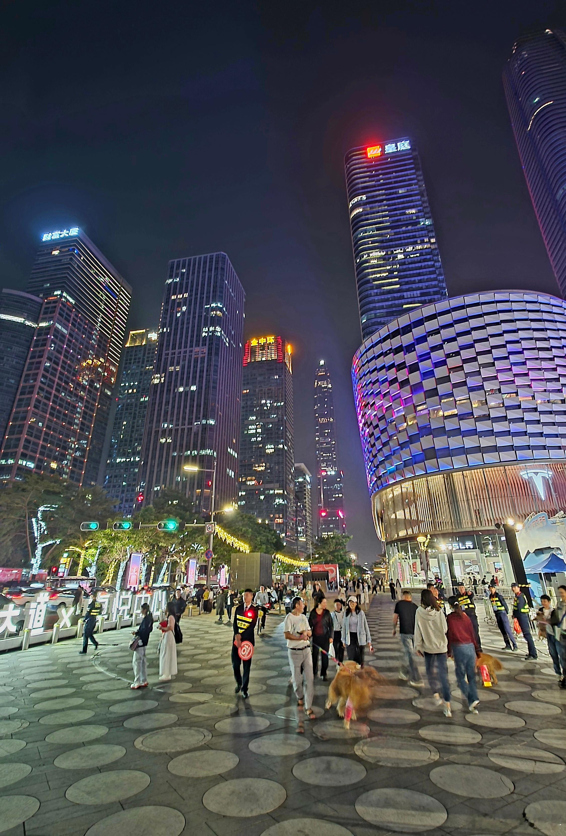 这条街今晚被台湾味道承包了。蚵仔煎在铁板上滋啦作响，林哥站在人群里突然挪不动脚了