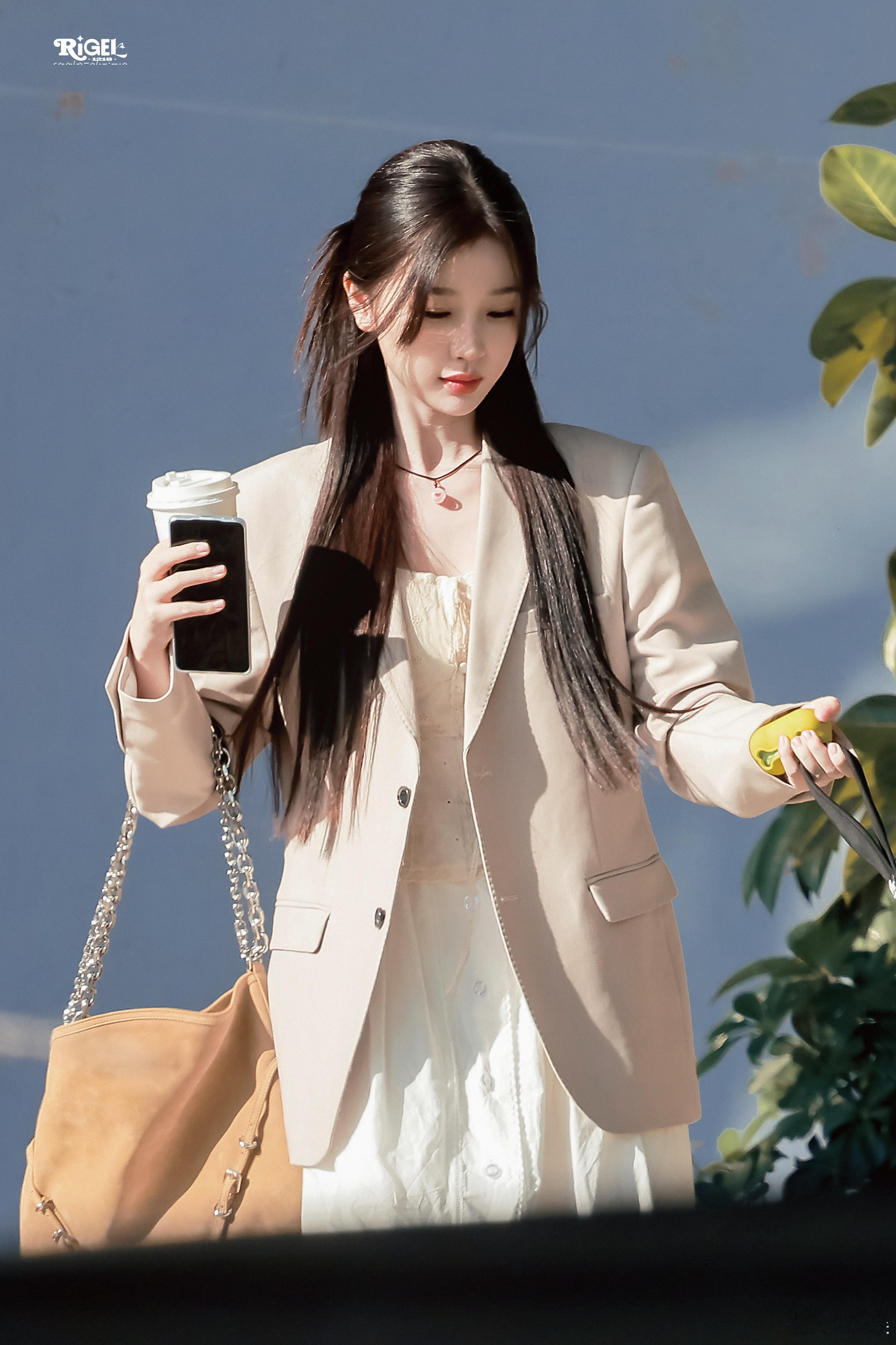 虞书欣双轨姐感西装造型  虞书欣双轨西装造型路透舒心双轨新路透来了！一身西装加白