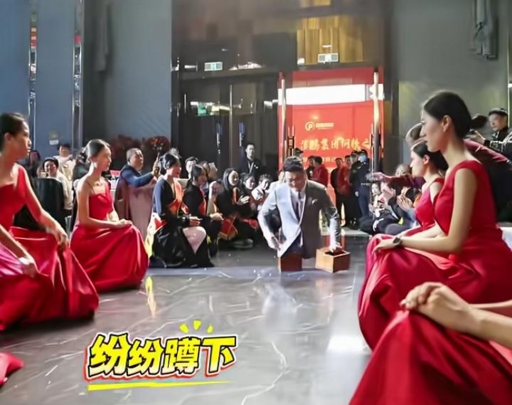 无腿励志演说家陈州入场时，全场礼仪小姐集体蹲下迎接，没有居高临下，只有平等与敬意