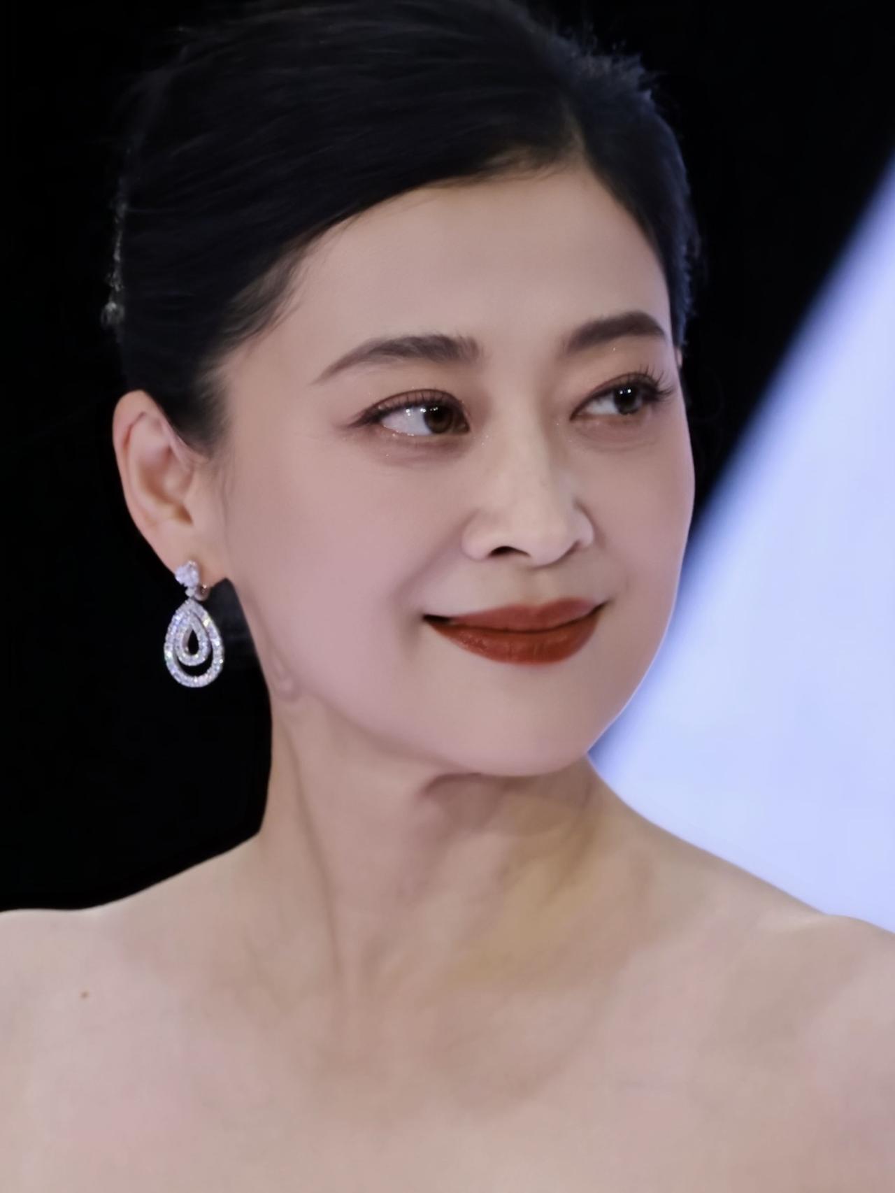 如果不是梅婷亲口说的，
我真不敢相信，
她在38岁生第一胎时，竟然经历了羊水栓塞