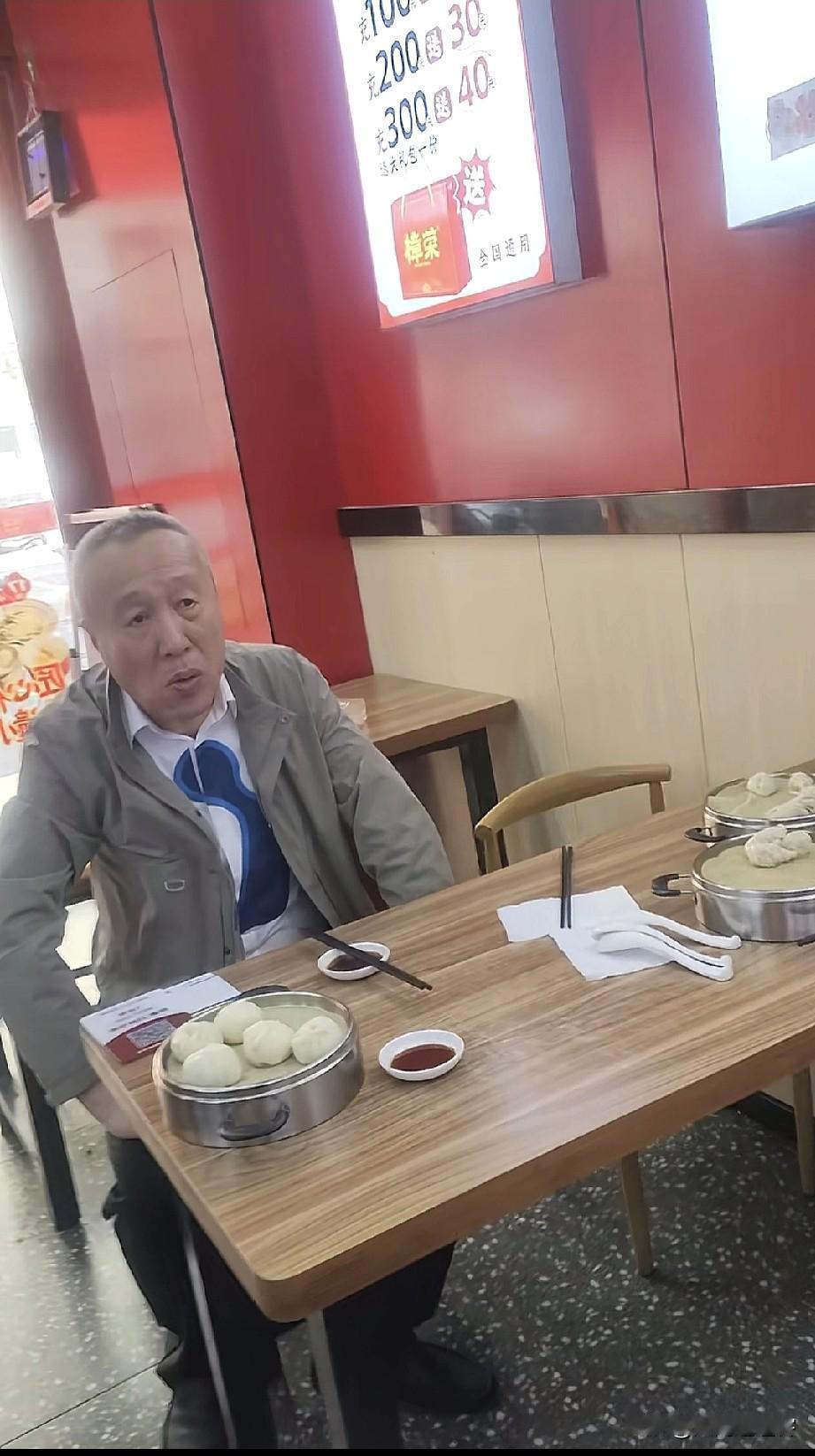 在“南京金象城杯”比赛期间，有网友遇到李来群、陶汉明、还有徐天红，三位象棋特级大