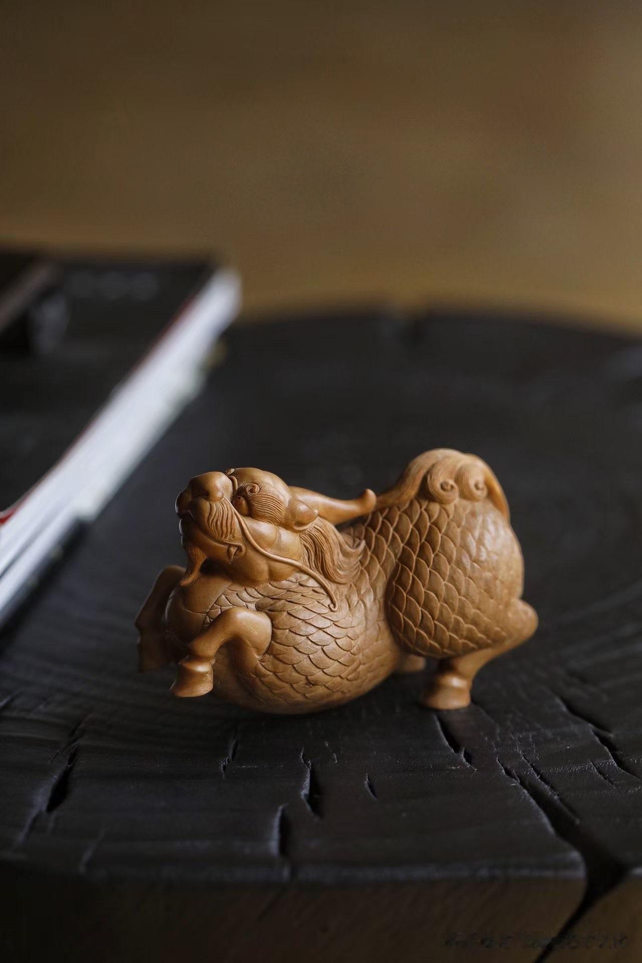 案头一只麒麟，未闻其声，却自有气场。

老山檀香温润沉静，木香绵长悠远。匠人循木