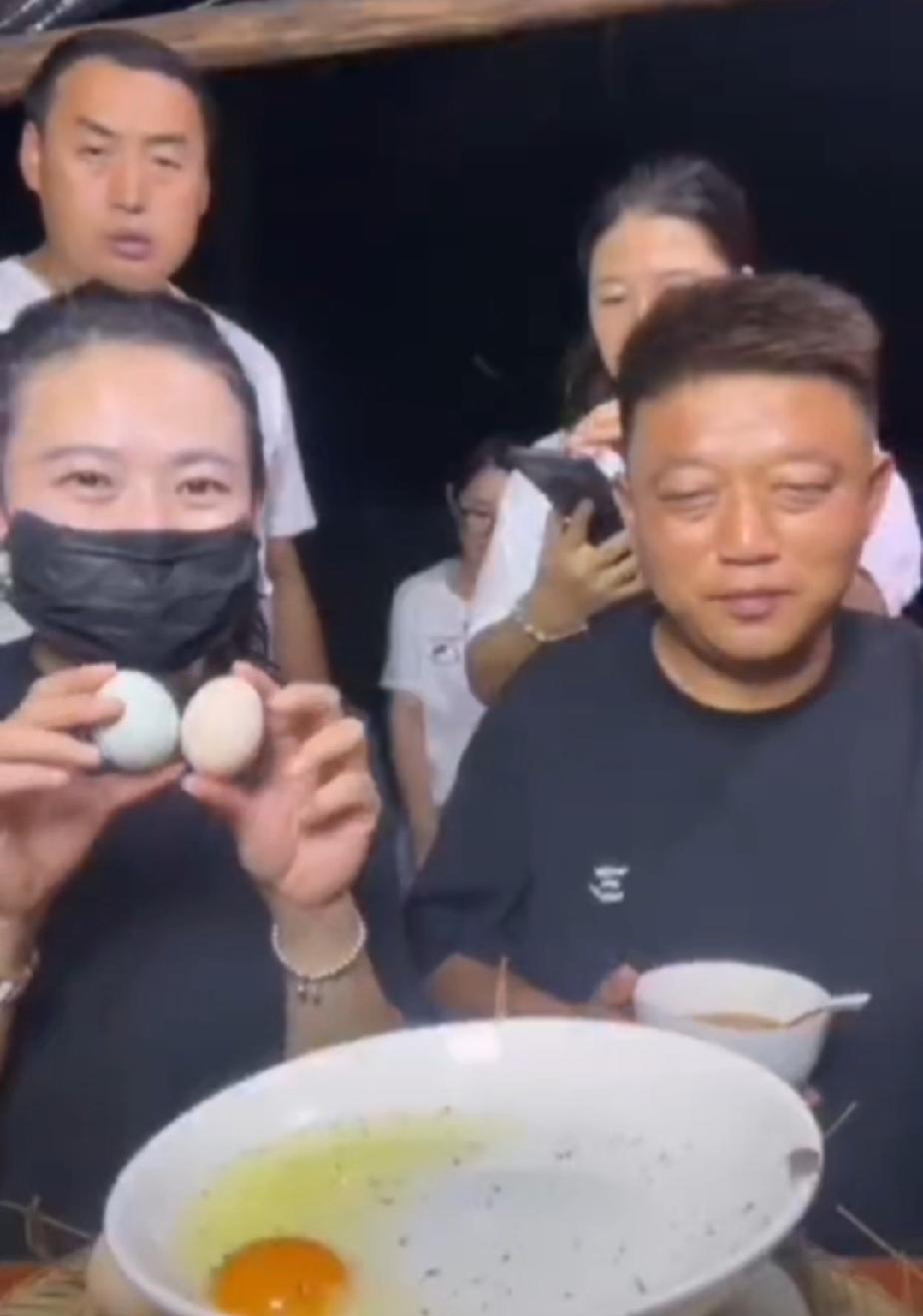 昨天晚上，白兄弟与小贺姑娘在刘姐的小树林开启直播。贺兄弟让小贺姑娘介绍刘姐家的土