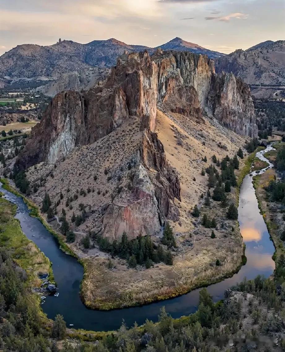 史密夫岩石：大自然的攀岩健身房

史密夫岩石，这个名字听起来可能有点陌生，但它可