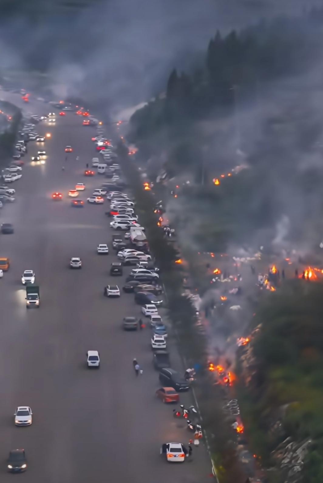 中元节各地风俗习惯不同，大多数地区都给去世的祖先和亲人烧纸，住在城市的人一般在天
