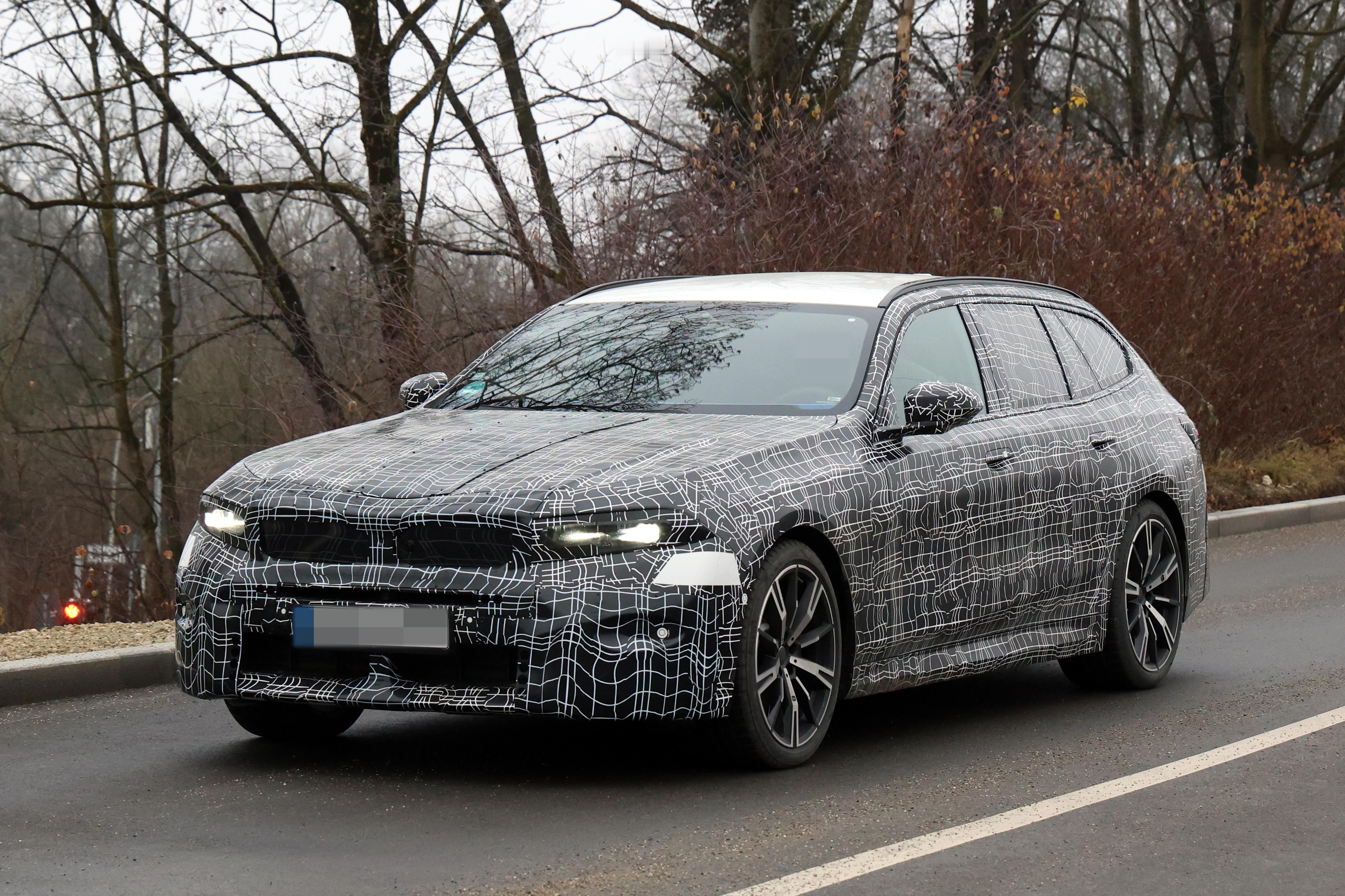 宝马5系旅行款（上排）和宝马M5中期改款车，没有硬贴新世代，而是向经典审美回归了