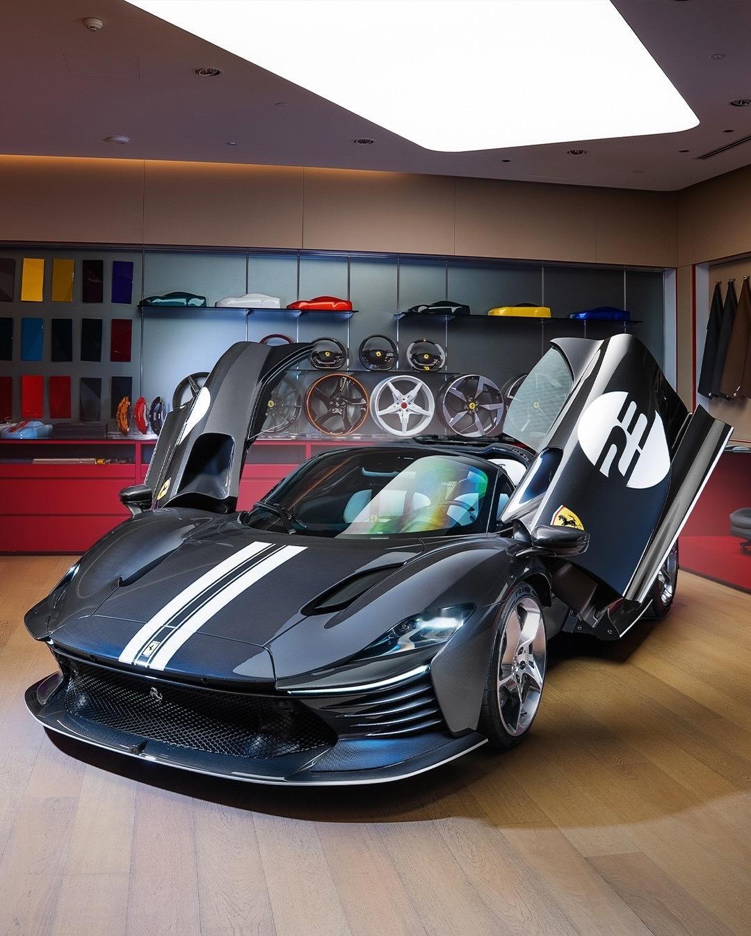 这个FerrariTailormade Daytona SP3展示了精准、细节以