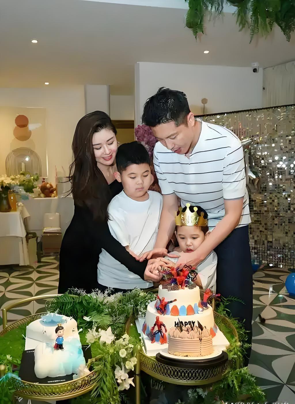 李小萌的生日派对不仅仅是一次普通的庆祝，更像是一次温情满满的家庭秀。
地点选在北