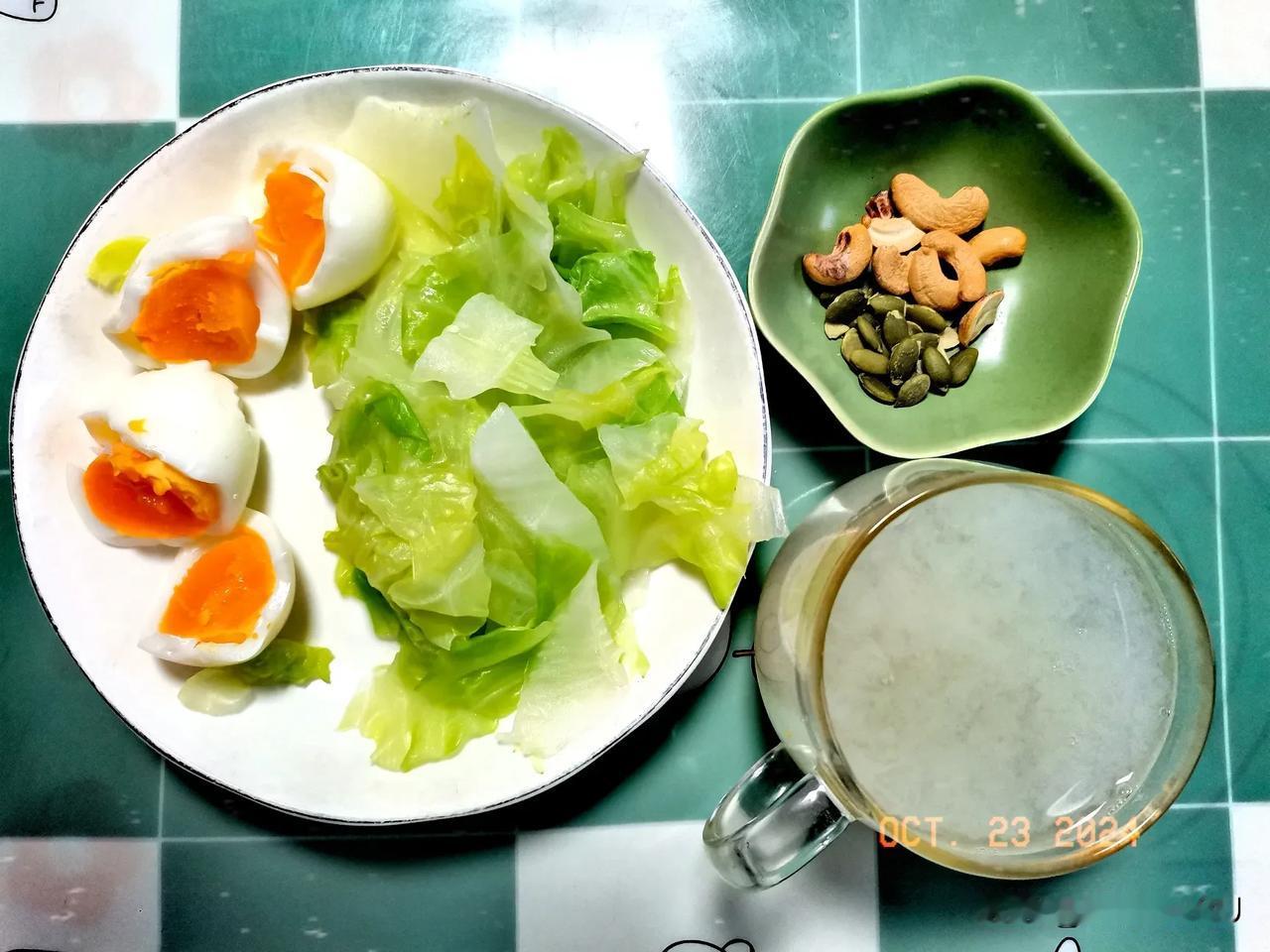 秋意凉凉之中年女性减脂早餐日记
蛋白质：鸡蛋
蔬菜坚果：卷心菜、大白菜、腰果、南