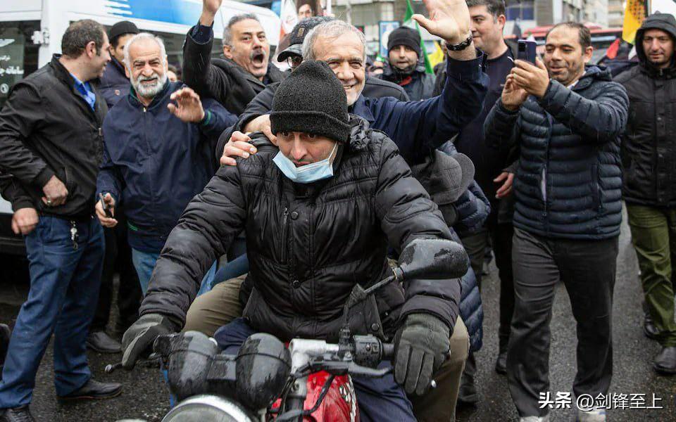伊朗人比任何时候都要自信！
在特朗普讽刺伊朗领导人全都躲在地下之后
伊朗包括总统