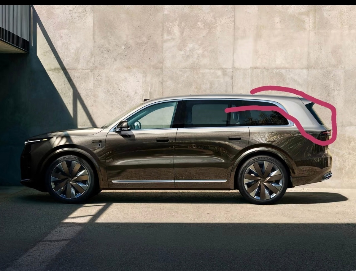 这个线条设计的真棒，取消了原来的黑色饰板，让D柱面积更大，更稳重，涡流抑制效果是