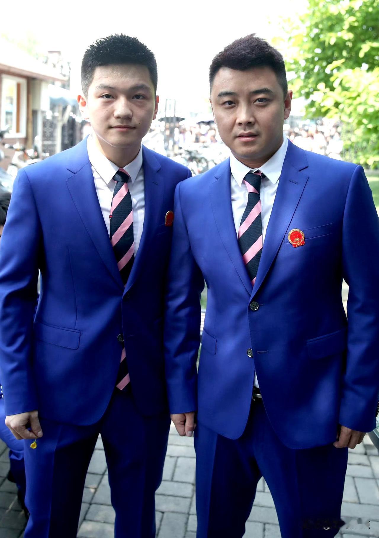 王皓和樊振东这两位国乒的颜值担当，此刻身着湖蓝色制服，宛如两泓清澈的湖水般清俊，