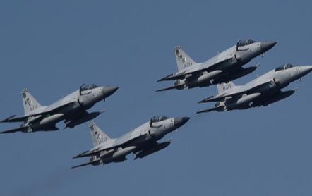 阿联酋着急了！
4月12日，在巴基斯坦的战机抵达沙特后，阿联酋也宣布一个消息，将