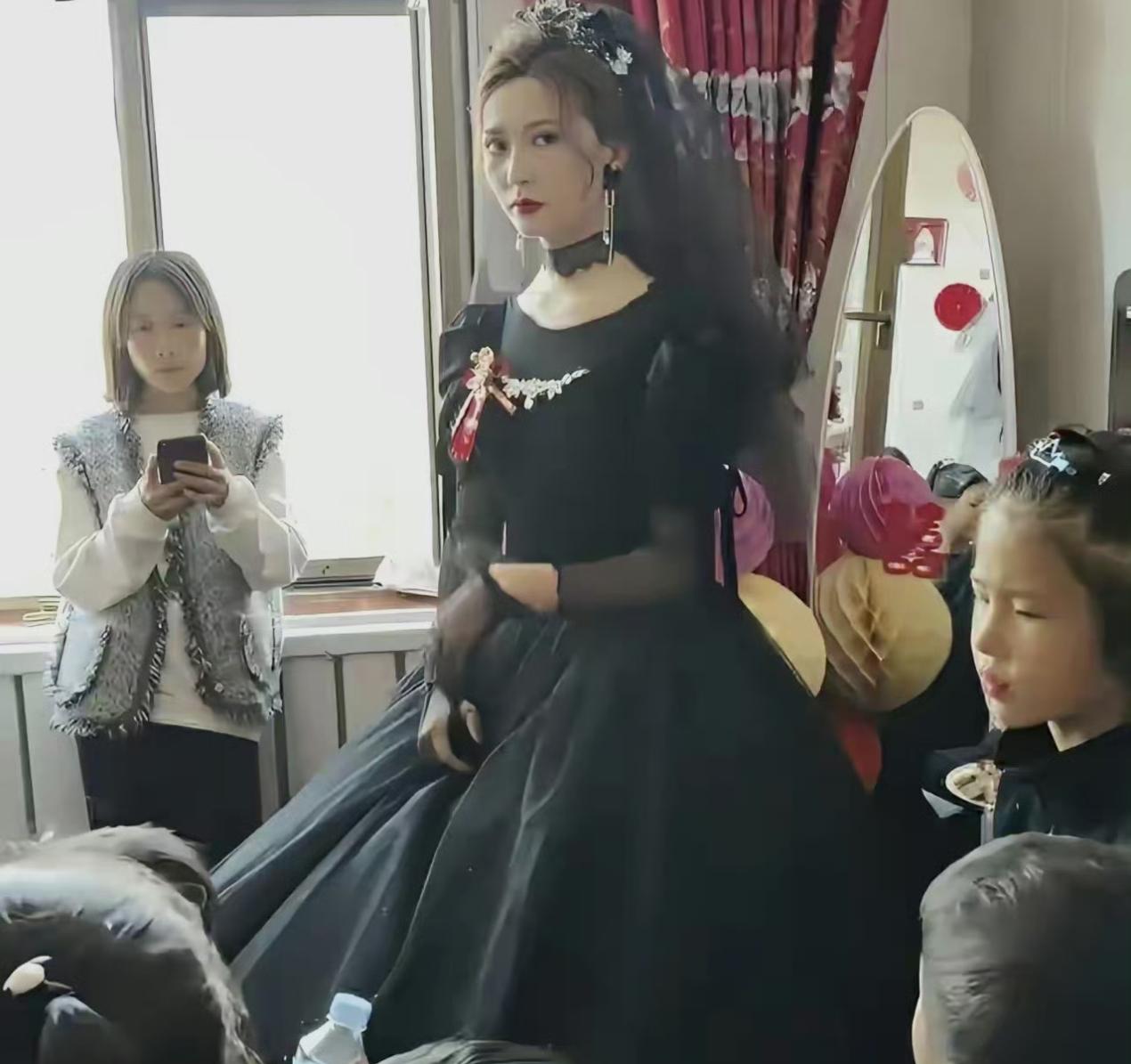 不顾家人亲友的反对，新娘执意上“黑婚纱”。她说是自己结婚，不是结给别人看的，自己
