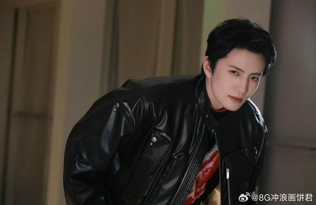 杨仕泽帅是对观众的一种负责任 杨仕泽划皮划艇不忘“帅是对观众负责”，戴上墨镜贼帅