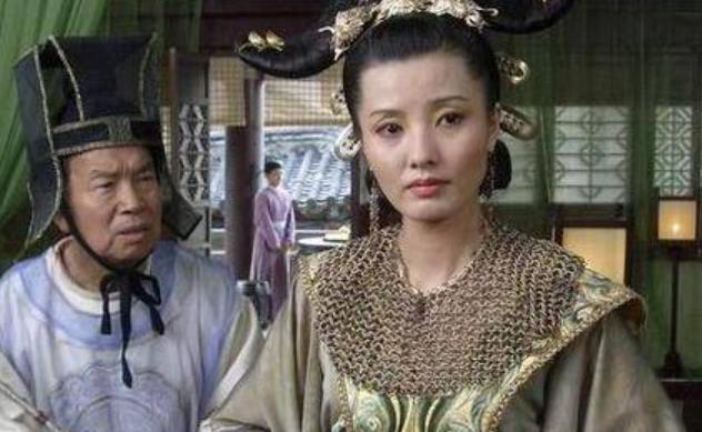 刘娥穿着皇帝衮服去太庙祭祀，这件事一出，朝廷里一下就炸了，大臣最怕的不是她穿了什