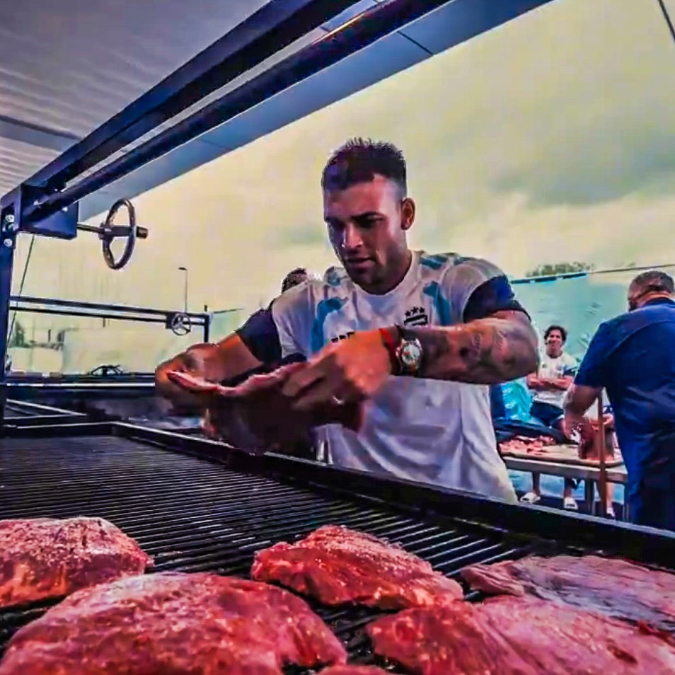 🇦🇷🥩 劳塔罗·马丁内斯主厨和埃米利亚诺·马丁内斯。😎在世界杯期间，阿根
