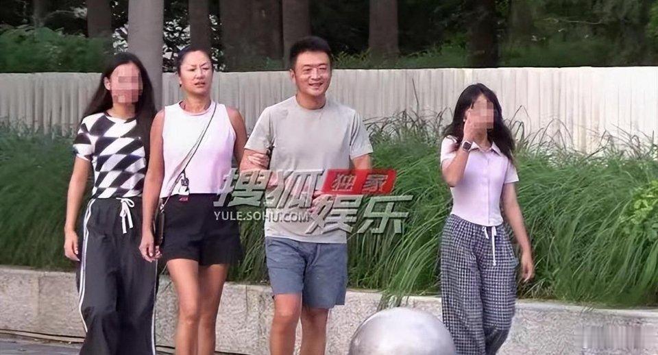 瞿颖一家四口被拍！素颜悠闲安逸，与机长男友挽臂搭肩感情好！ 