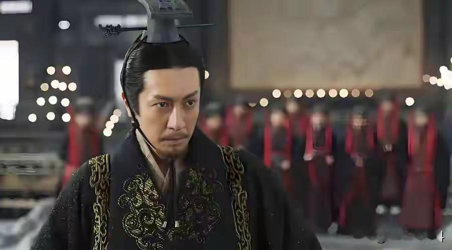 一枚秦半两钱，方的孔，圆的廓，在泥土里埋了两千年。

挖出来洗洗，今天还能认出那