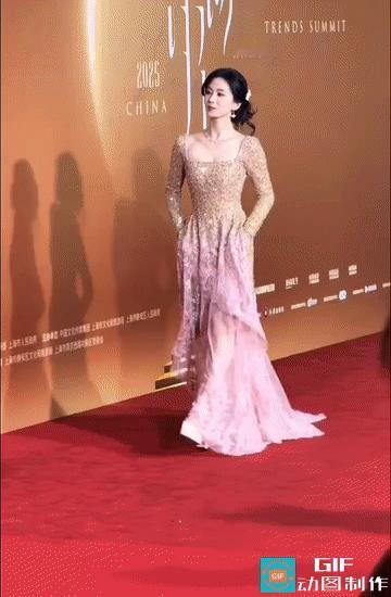 刘诗诗又给女星们上了一课，

双手插兜出场！

果然精致啊，

第一次知道这种礼