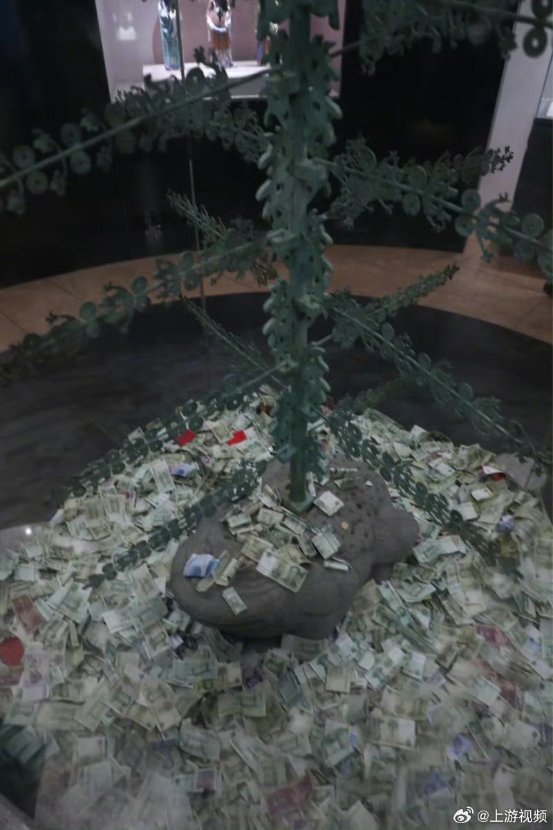 #博物馆青铜摇钱树展柜被抠开扔钱#【峨眉山博物馆一青铜“摇钱树”展柜屡被游客抠开