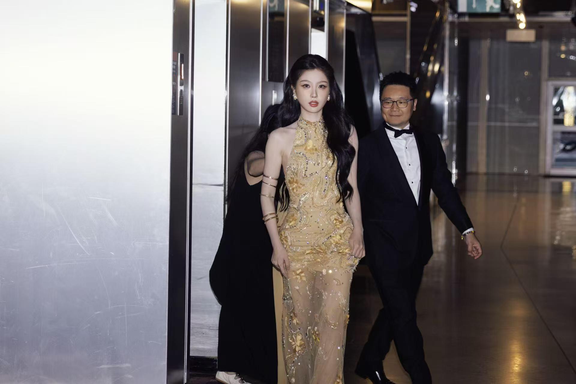 虞书欣对新歌的感悟虞书欣亮相法国WAIFF电影节，戛纳紫毯双造型美到窒息。她直言
