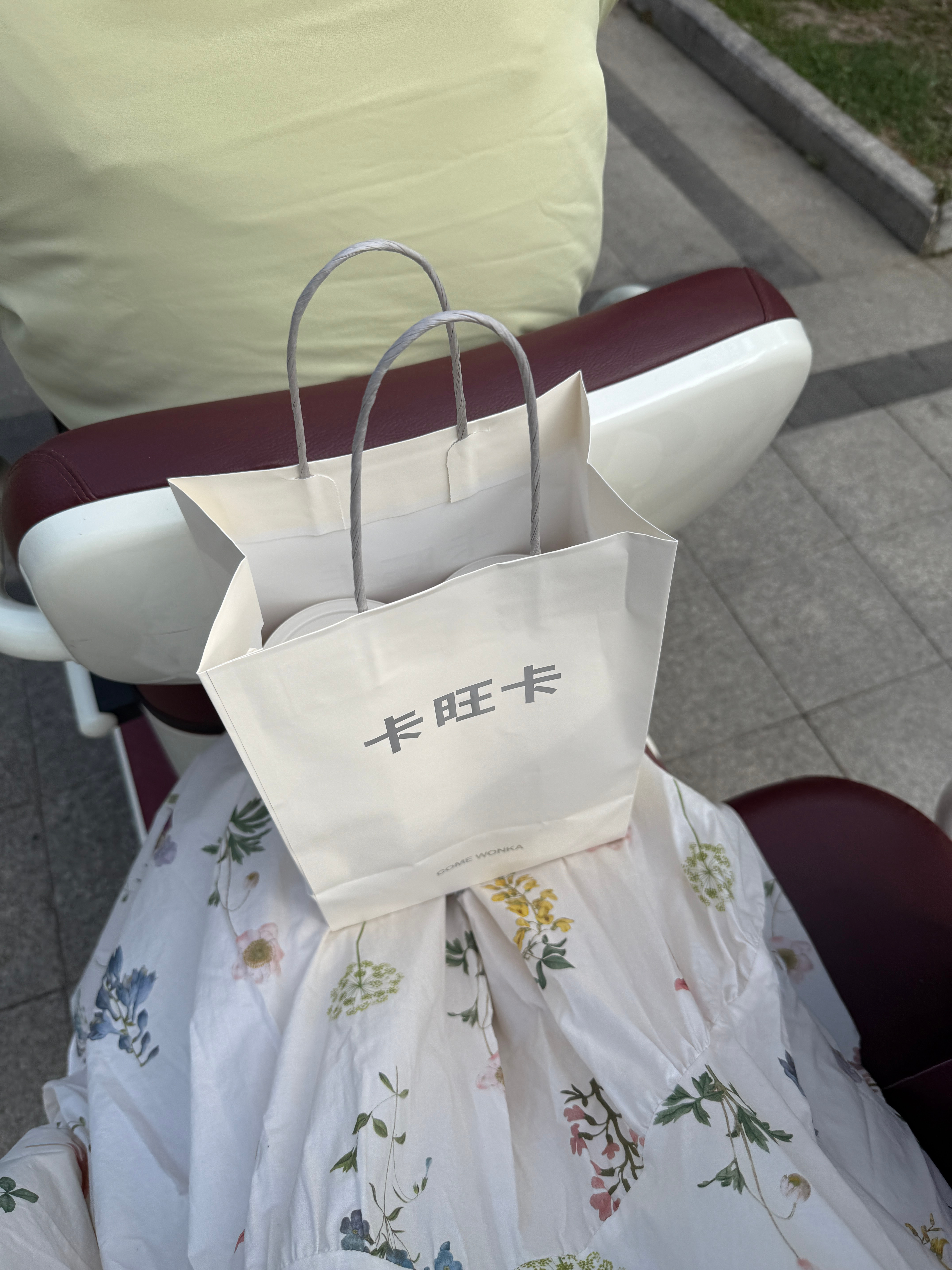 今天弟弟去安徽办事 给我带了最爱的蜜桃乌龙茶 有卡旺卡的姊姊们 答应我去喝好吗 