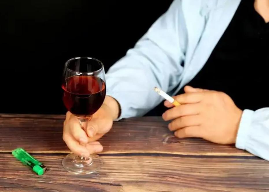 支架手术后戒烟戒酒，不到2年再次心梗？医生说出2个原因导致

“我以为戒烟戒酒就