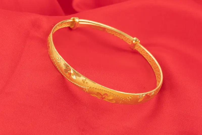 2015年，​我买了一个金手镯，​单价¥270每克。​到现在，​黄金饰品价格飞涨