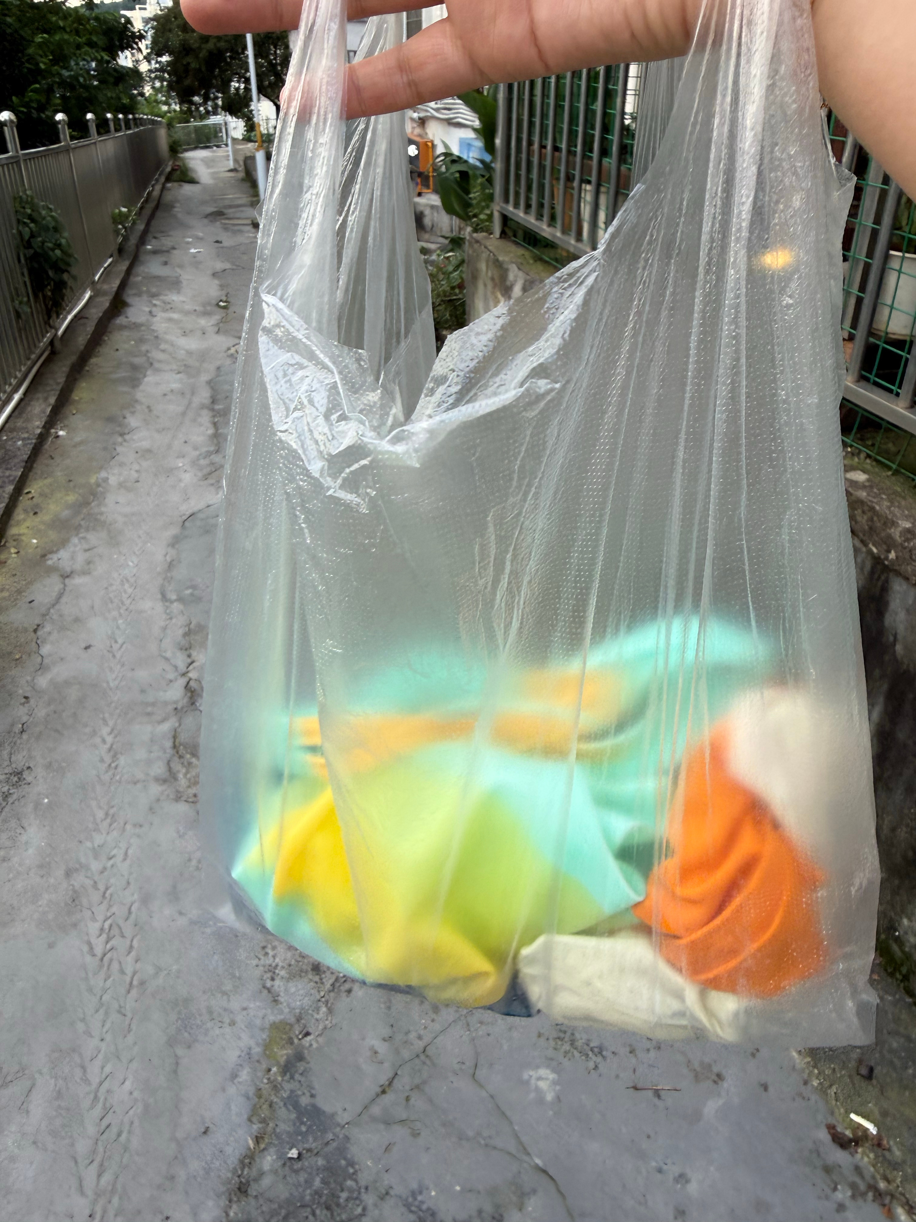 以为丢了的泳衣，还打车来回十块钱去游泳馆找也没找到，还看了监控，没人拿，最后在我
