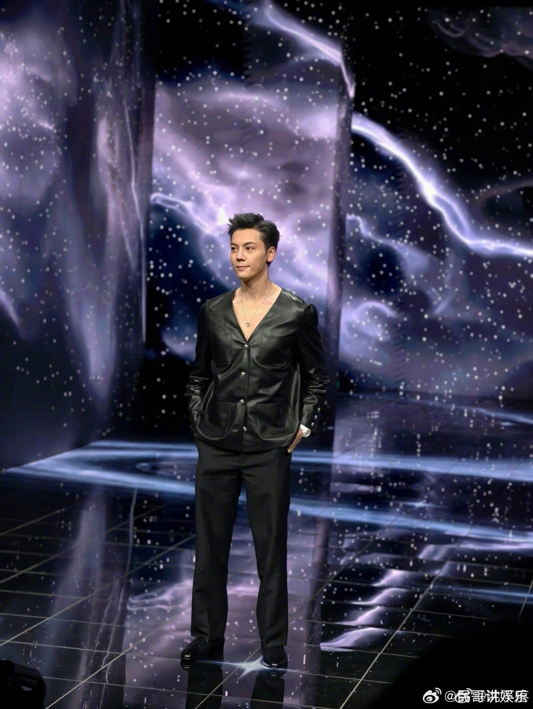 陈伟霆帅到被疑似AI 黑皮衣陈伟霆太绝了！星空幕布为背景，肩颈线、下颌线精致无比