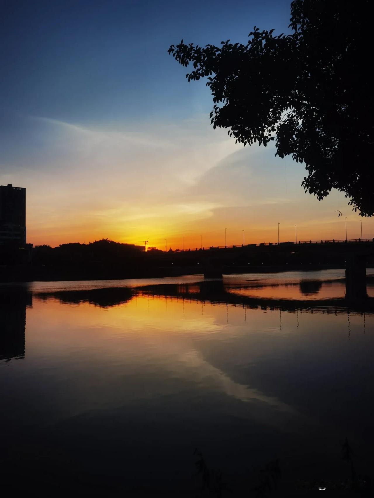 随手拍张照落日余晖，彩霞飞满天！[比心]