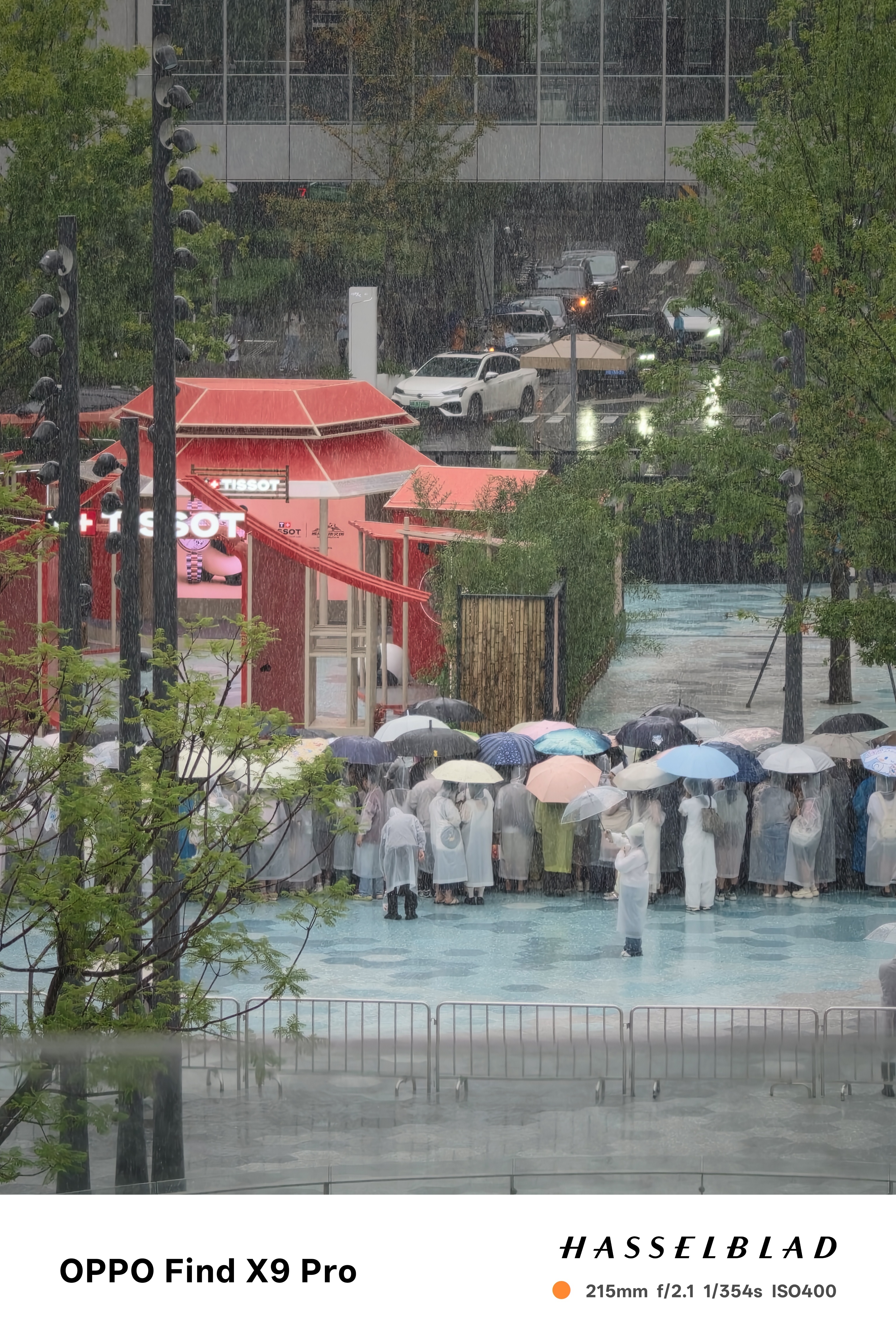 听说刘亦菲今天要来成都万象城，这会儿大雨中已经有很多人在排队了刘亦菲刘亦菲825