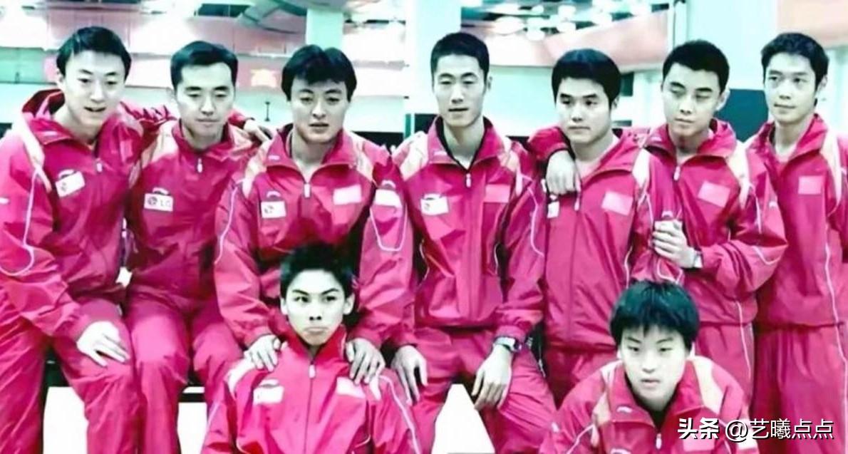 和孔令辉一起合影的，可都是当年的国乒健儿，真正的球迷就能如数报出他们的大名。