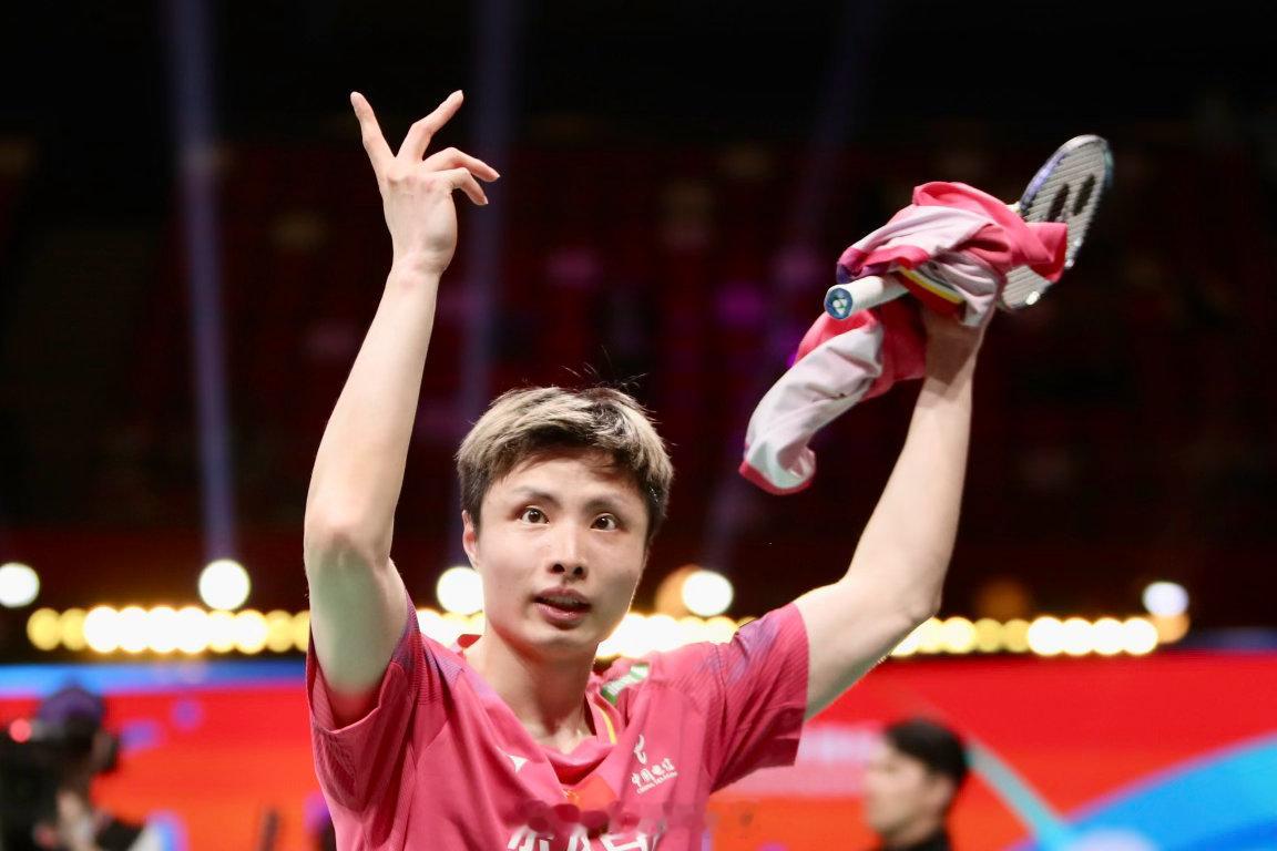 石宇奇首夺亚锦赛冠军 衣服、球拍送起来～中国羽毛球队2026年羽毛球亚锦赛