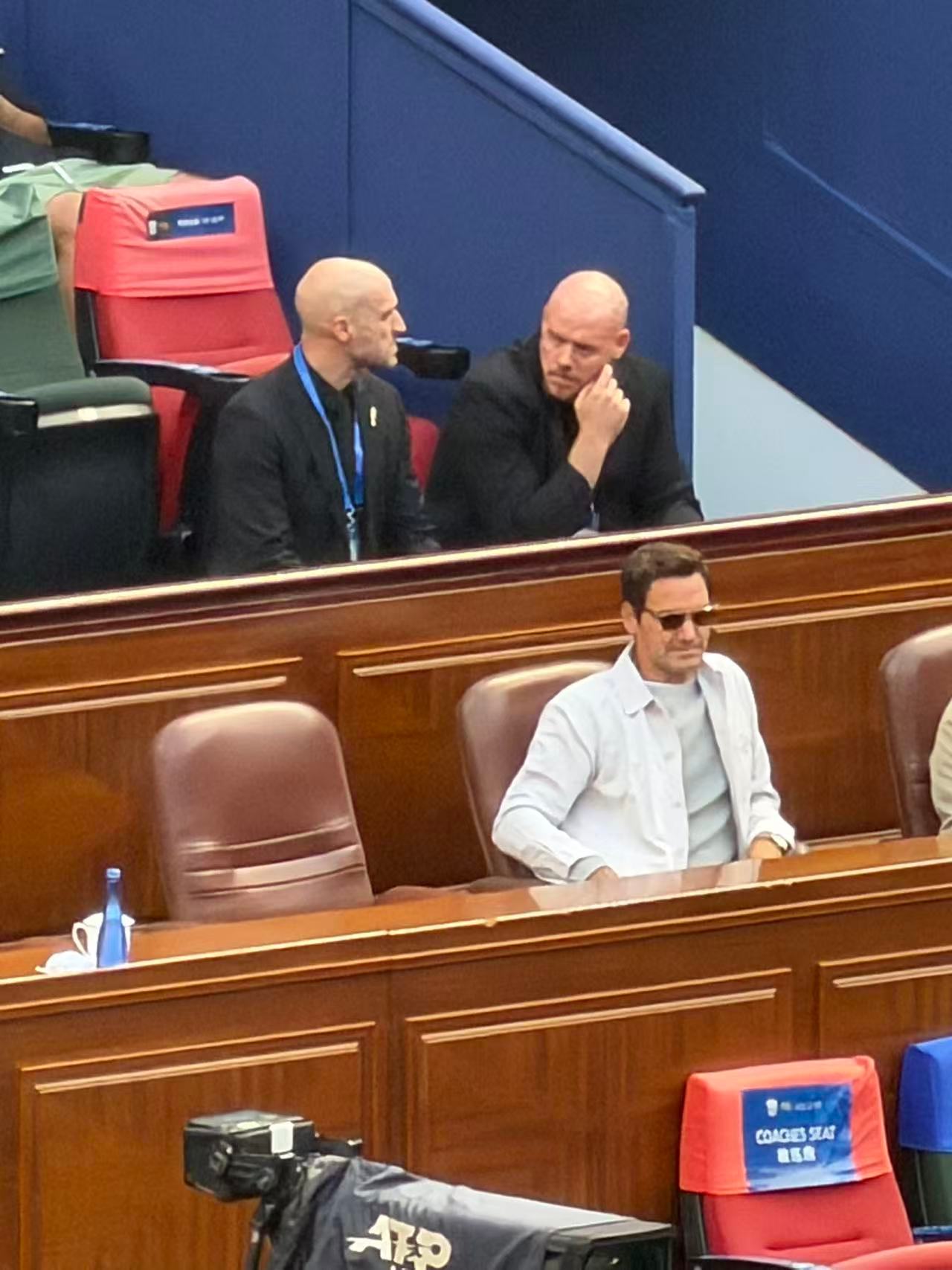 费德勒亮相包厢，将观战男单决赛林德克内希vs瓦舍罗 ～表兄弟之争，你们希望谁赢？