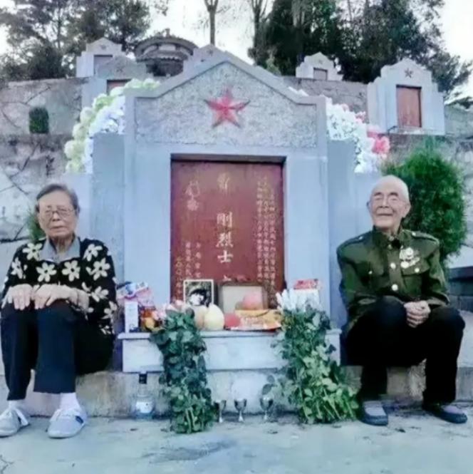 2022年，两位老人感觉去日无多，趁有生之年千里迢迢来到儿子的墓前，他们分坐两旁