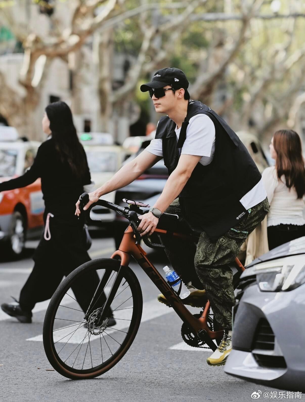 街拍镜头下的黄景瑜，黄sir出街就这样随手出画报🫰 