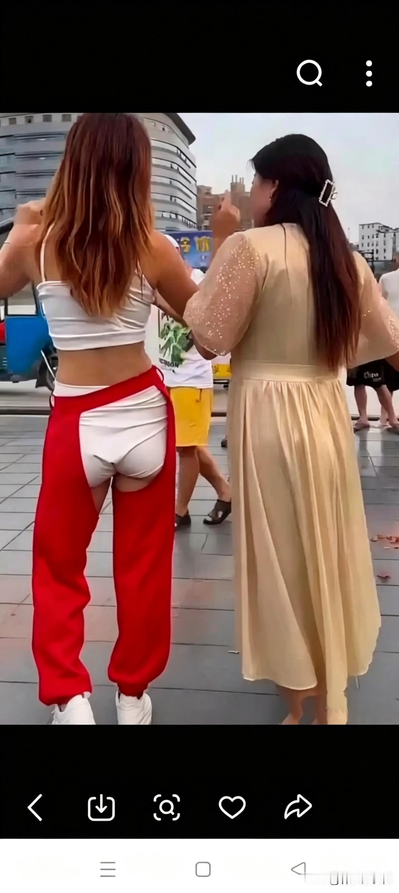 大街上穿成这样，是时尚还是辣眼睛？如果是你家的女儿，你允许她这样穿吗？