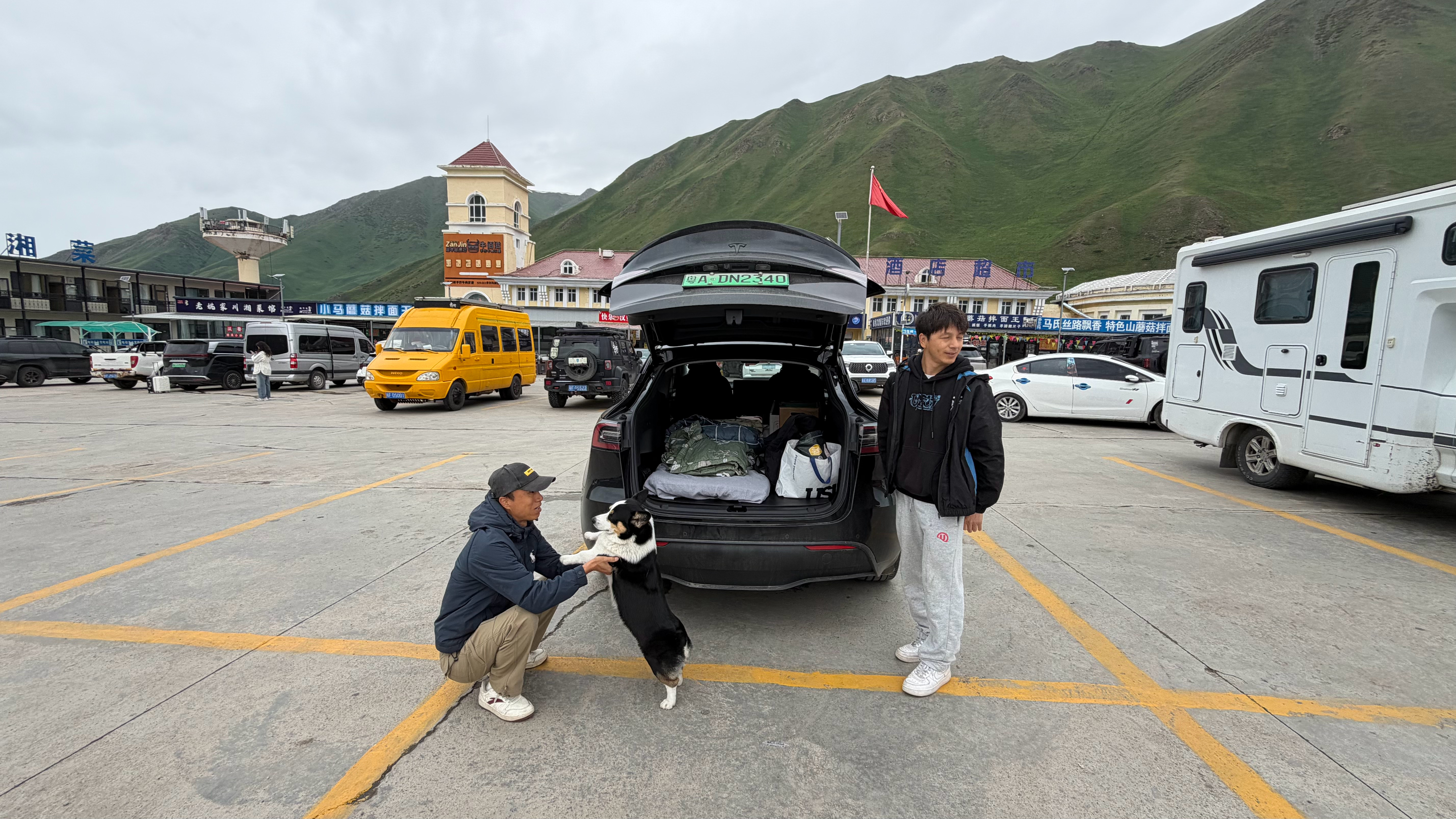 这哥们儿，广州出发，开特斯拉带了一只狗叫靓仔，一个人住，好宽敞 伊犁·乔尔玛服务