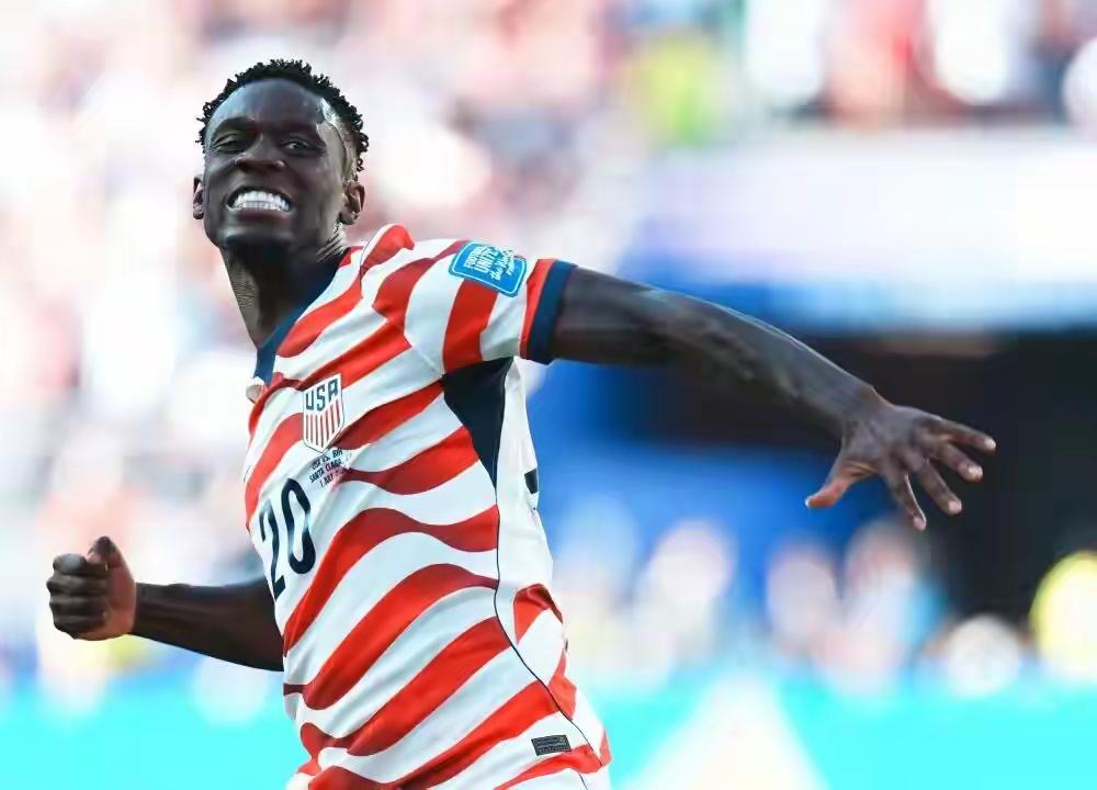 红牌球员照常首发！特朗普放狠话输球就是黑幕，FIFA紧急发声，足坛公平被撕开裂痕