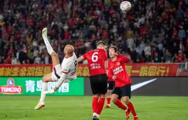 足球报：点评中超前10轮“大腿级”外援！
本赛季中超已过1/3，足球报评出了十位