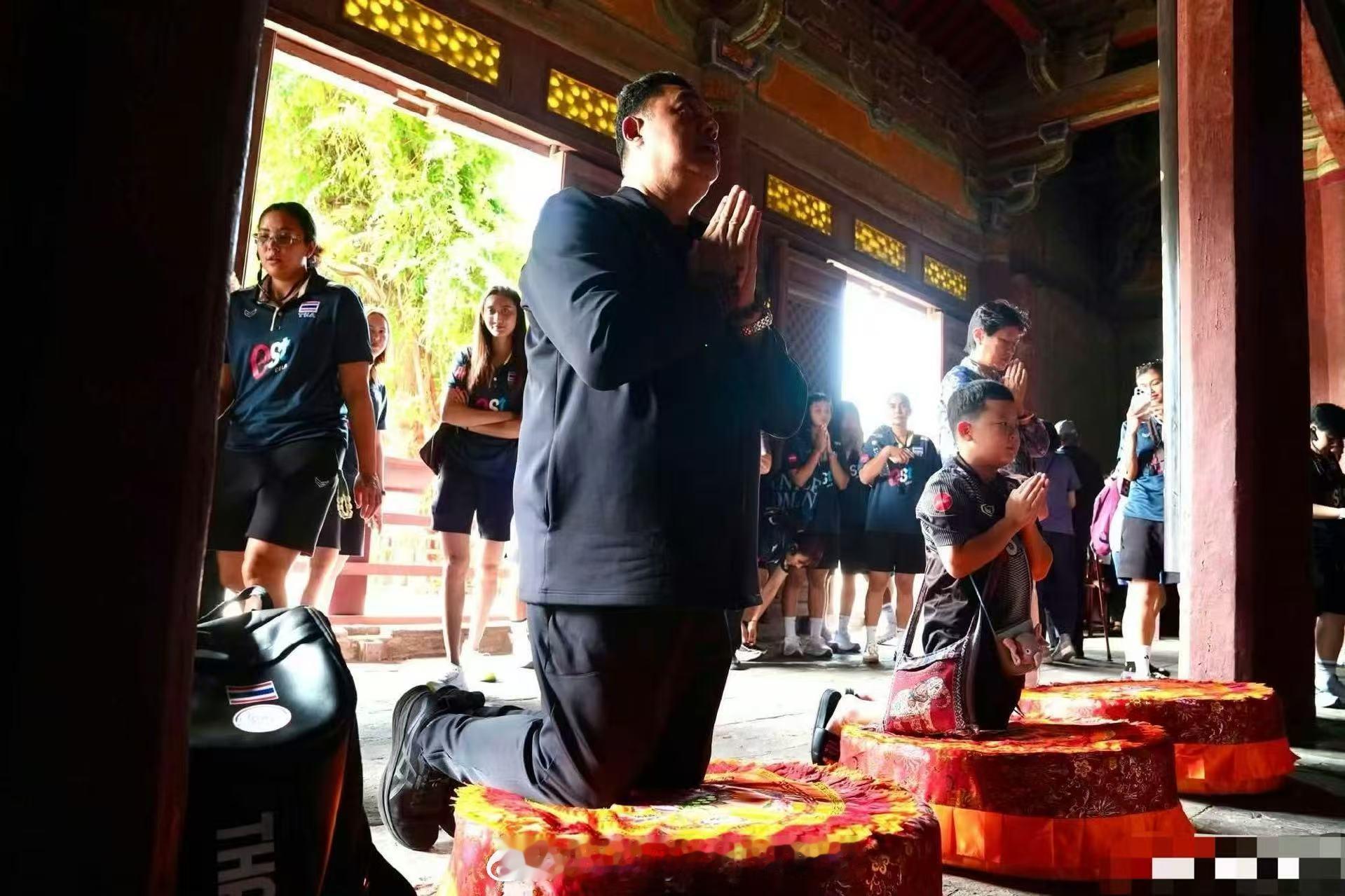泰国女排主教练加提蓬，带着他儿子和队员，去祈福了。 