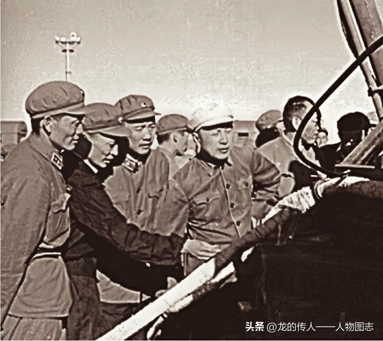 1964年6月，钱学森在中近程导弹试验现场指导工作